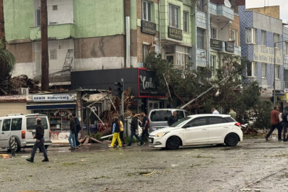 Cami minaresi yıkıldı, ağaçlar devrildi! Fırtına bir ilimizi esir aldı...