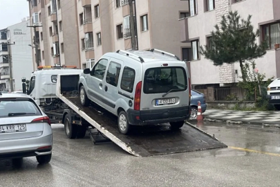 Bolu'da ehliyeti iptal edilen sürücü trafiğe çıktı: Kaza yaptı