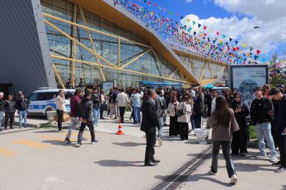 "Doğu Anadolu Kariyer Fuarı" ilk gün yaklaşık 25 bin ziyaretçiyi ağırladı