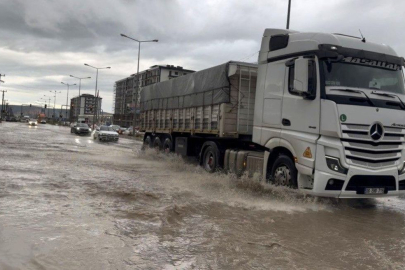 Ergani'yi sağanak vurdu, yollar göle döndü