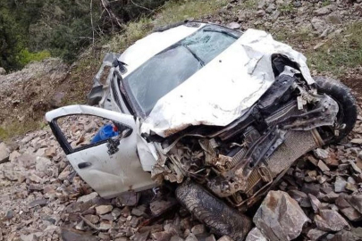 Taklalar atarak uçuruma yuvarlanan otomobilden yaralı kurtuldu
