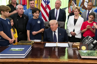Trump'tan yanındaki çocuklara "İran" mesajı