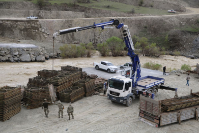 TSK'dan Hakkari'de heyelan bölgesine 40 metrelik köprü