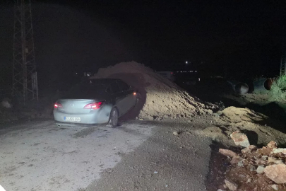 Yola dökülen toprak yığını gece karanlığında kazaya neden oldu