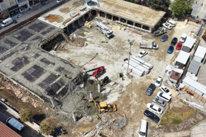Kent Meydanı'nda korku dolu anlar: Kalıp çöktü: 1 işçi yaraladı