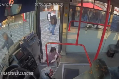 Ailesini bulamayıp emekleyerek halk otobüsüne binen 2 yaşındaki çocuk kamerada
