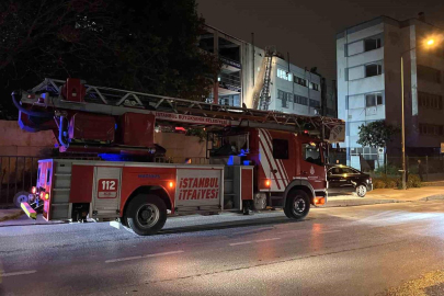 Zeytinburnu'nda 4 katlı iş merkezinin çatısında yangın
