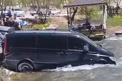 Freni boşalınca çaya giren minibüsün imdadına traktör yetişti