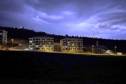 Kayseri'de şimşekler geceyi aydınlattı