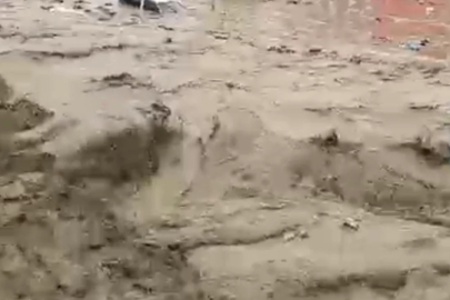 Cadde ve sokaklar nehre döndü! Sel bir şehrimizi esir aldı...