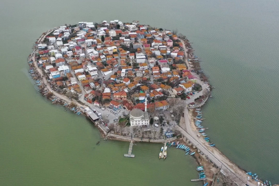 Bursa Gölyazı neden suyun ortasında?
