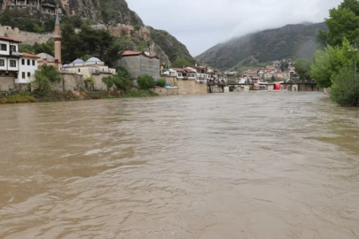 Amasya'da sağanak yağış Yeşilırmak'ın debisini yükseltti