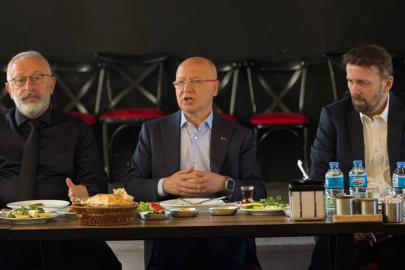 Bursa'da eski ANAP siyasetçileri, AK Parti Bursa İl Başkanı Gürkan'la bir araya geldi