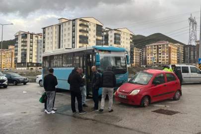 Erzurum'da halk otobüsü ile otomobil çarpıştı! 5 yaralı var...