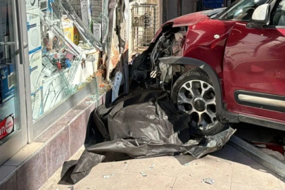 Eskişehir'de kontrolden çıkan araçla duvar arasında sıkışan kadın can verdi