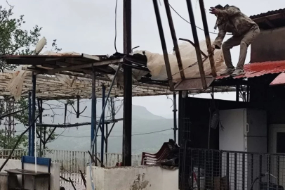 Hakkari'de fırtına çıktı! Çatılar uçtu...