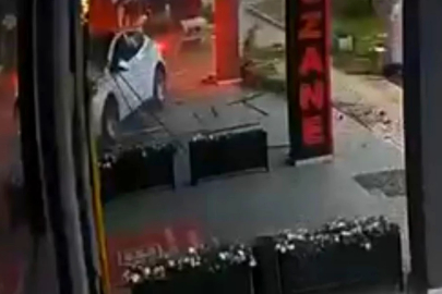 Bursa'da korku dolu anlar! Araç dükkana daldı