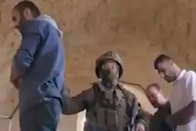İsrail askerleri namaz kılan Filistinlileri engellemeye çalıştı
