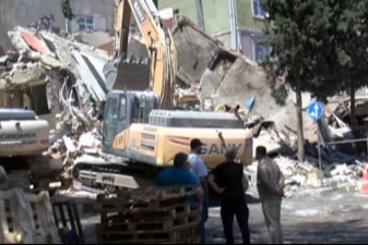 İstanbul'da yıkımı yapılan bina, bitişiğindeki binanın üzerine çöktü: Kıl payı kurtuldular