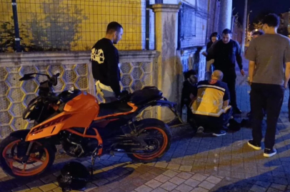 Bursa'da savrulan motosiklet duvara çarptı!