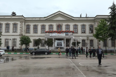 Bursa'nın efsane lisesinde 143 yıllık gelenek: Mezunlar aynı avluda yeniden buluştu