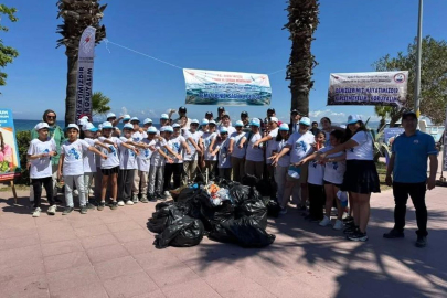 Kuşadası'nda öğrenciler sahilleri temizledi