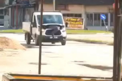 Seyir halindeki kamyonetin motorunda tamir şoku: Bursa'da görüntülenen tehlikeli anlar sosyal medyayı salladı