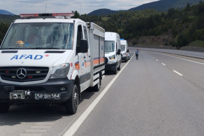 Takla atan otomobildeki 1 kişi öldü, 1 kişi yaralandı; çaya düştüğü değerlendirilen kişi aranıyor