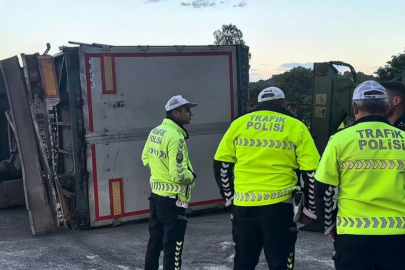 TEM otoyolu'nda korku dolu anlar! Devrilen dorseyi kaldırırken tır bu kez tamamen yan yattı
