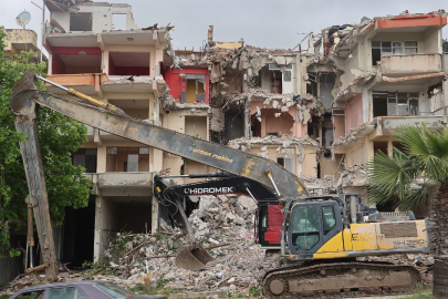 İş makinesine saplanan otomobilde 20 yaşındaki genç hayatını kaybetti