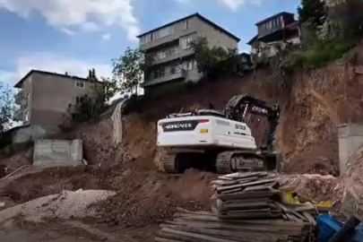 Temel kazısı sırasında toprak kaydı! 5 bina tahliye edildi...