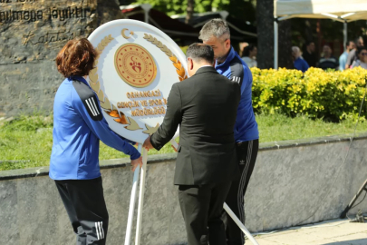 Bursa Orhangazi'de 19 Mayıs coşkusu çelenk sunumuyla başladı
