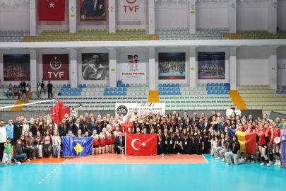 Nilüfer'de spor şöleni sona erdi: Kardeş Kentler turnuvasında kupa ev sahibinin oldu...