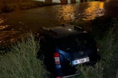Araç dereye uçtu, sürücü ortadan kayboldu...