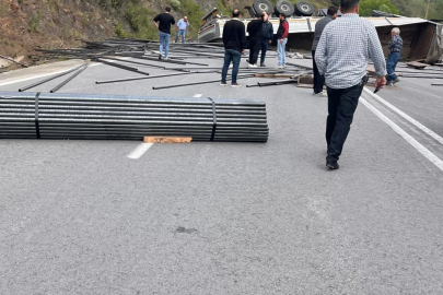 Çubuk demir yüklü tır devrildi, OSB yolu trafiğe kapandı