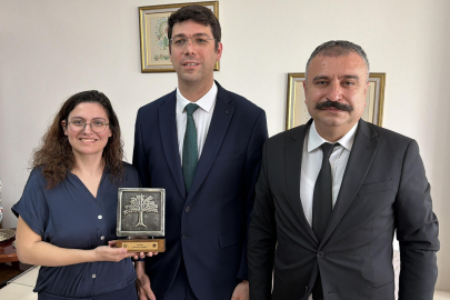 İşitme engelli Uyanık çifti yılın ailesi ödülünü aldı