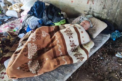 'Tadilat' denilerek evden çıkarıldı: Şimdi köprü altında...