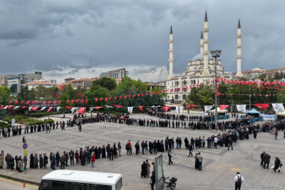 Ücretsiz fide kuyruğu! Yağmura rağmen saatlerce sırada beklediler