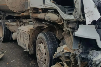 Bursa'da facianın eşiğinden dönüldü! Kamyonun kabini parçalandı...