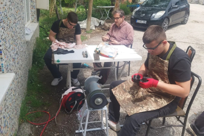 Bursa'da öğrenciler köy köy gezip bıçak bilediler