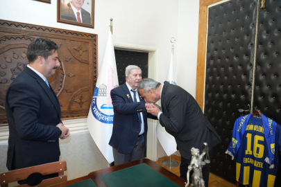 Gazimağusa Belediye Başkanı Uluçay, Kıbrıs gazisi Mustafa Özel ile bir araya geldi