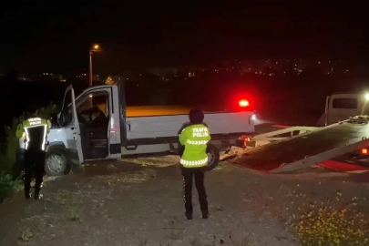 Kamyonetin hakimiyetini kaybetti, şarampole uçtu...