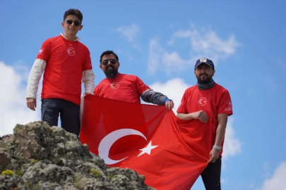 A Milli Futbol Takımı'na destek için zirvedeki göle yürüdüler