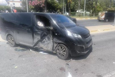 Alanya D-400 Karayolu'nda feci kaza: Minibüs ile motosiklet çarpıştı, 2 genç yaralandı