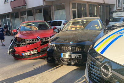Bursa'da cadde kesişiminde iki araç çarpıştı! Maddi hasar büyük...
