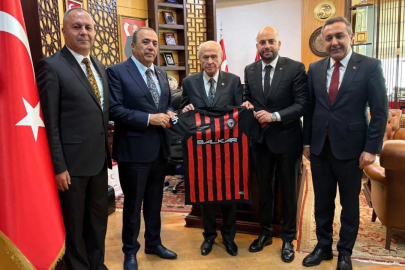 MHP Lideri Bahçeli'ye Çorum FK forması hediye edildi