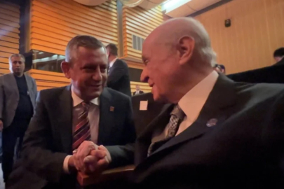 Bahçeli ve Özel, Koç Holding'in töreninde sohbet etti