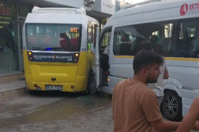 Bursa'da servis aracıyla yolcu minibüsü çarpıştı!