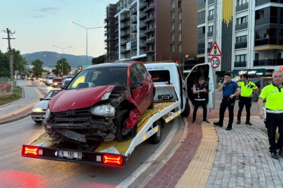Direksiyon hakimiyetini kaybetti, tabelaya çarptı