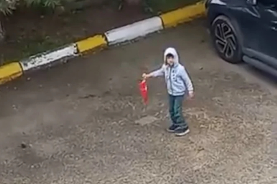 Bolu'da 5 yaşındaki çocuk yerde gördüğü Türk bayrağını koşarak kaldırdı